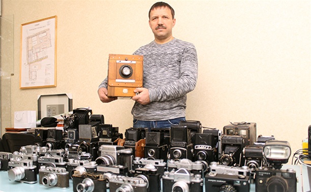 В руках Алексея Альховика – студийная советская фотокамера ФКД 13х18.